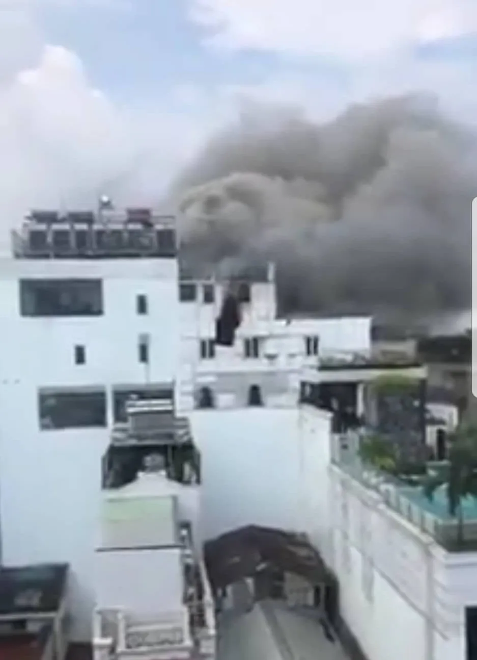 Cháy khách sạn ở trung tâm quận 1, người dân chạy tán loạn ảnh 1