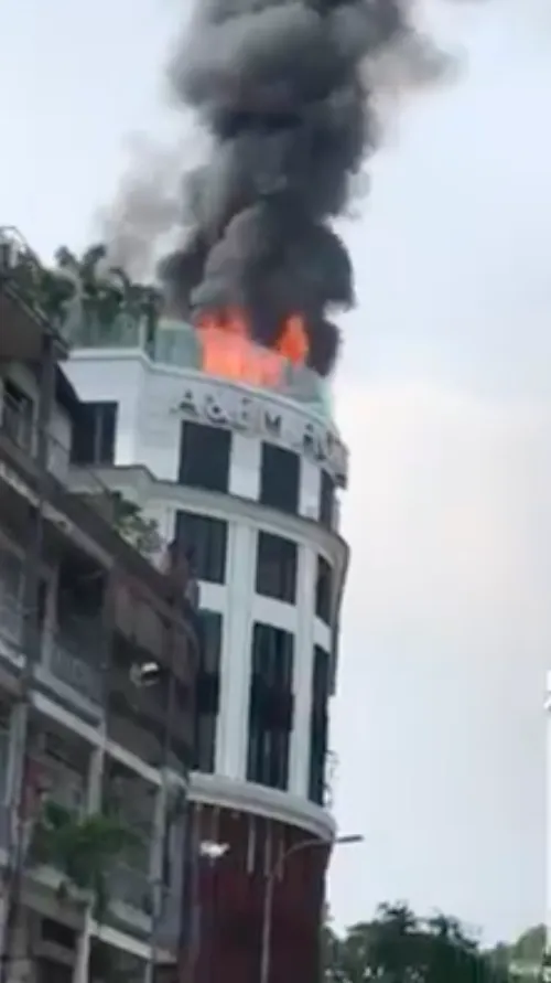 Cháy khách sạn ở trung tâm quận 1, người dân chạy tán loạn ảnh 2