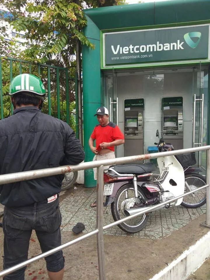 Bắt kẻ dùng ớt trét vào mắt người dân cướp tài sản ngay tại trụ ATM  ảnh 1