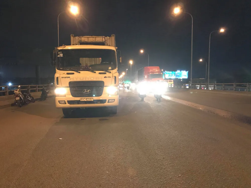  Va chạm xe máy và container, hai thanh niên tử vong ảnh 2