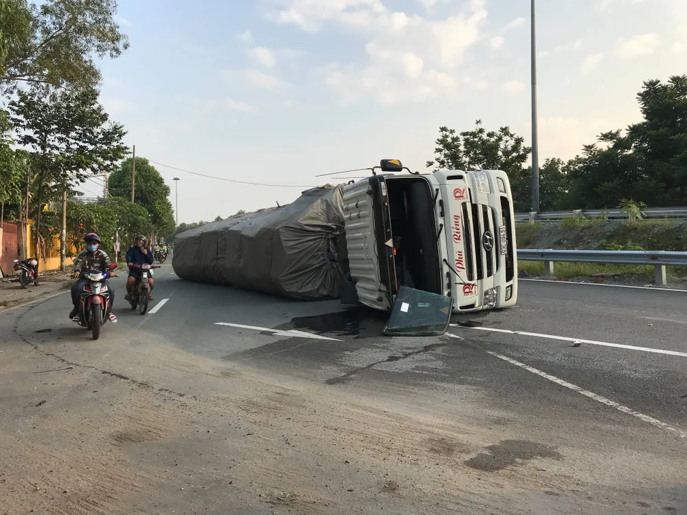 Xe container ôm cua lật nhào tại cầu vượt “tử thần” ảnh 2