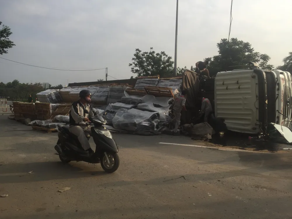 Xe container ôm cua lật nhào tại cầu vượt “tử thần” ảnh 1