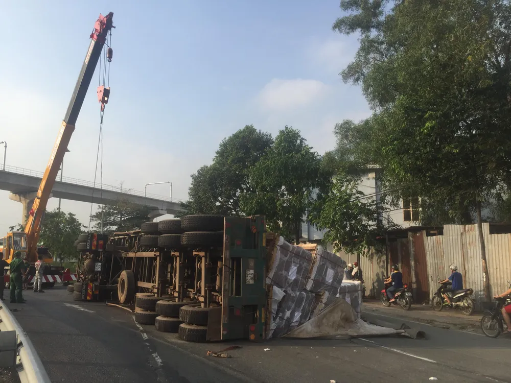 Xe container ôm cua lật nhào tại cầu vượt “tử thần” ảnh 4