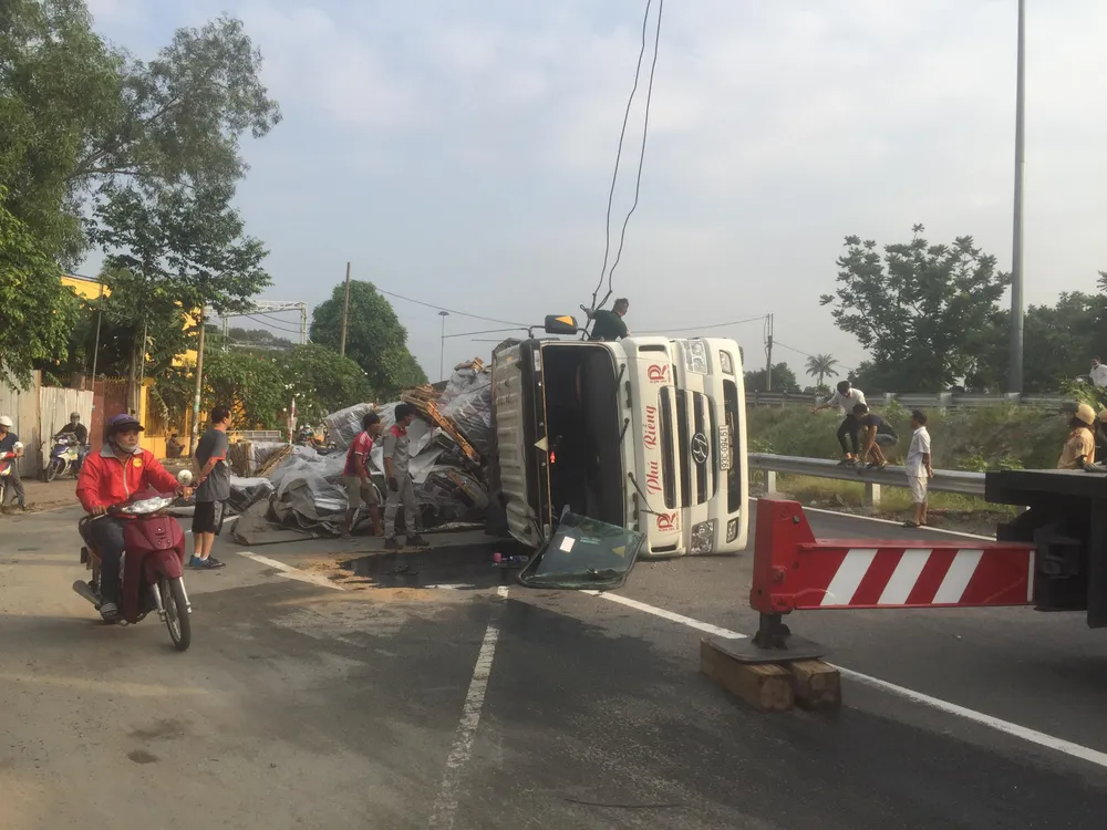 Xe container ôm cua lật nhào tại cầu vượt “tử thần” ảnh 3