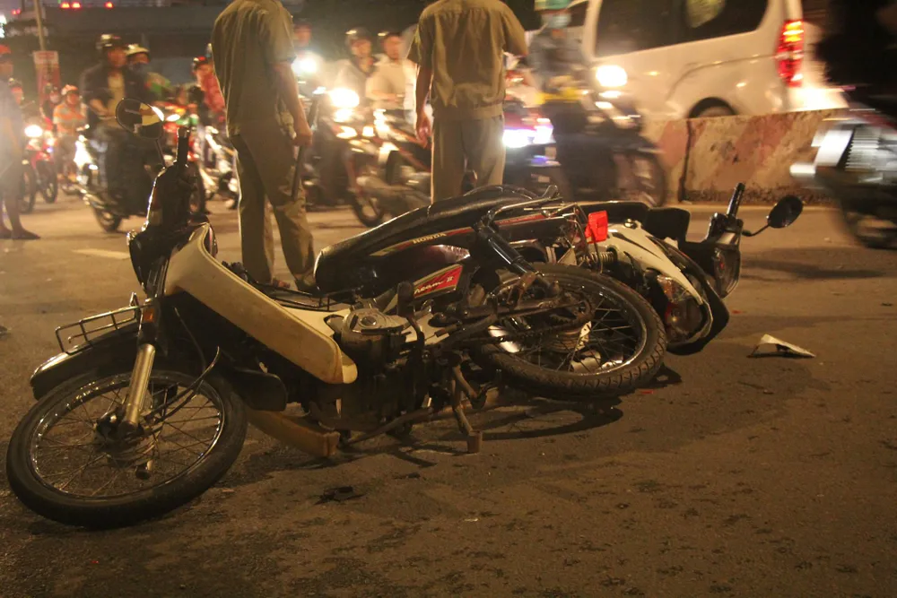Ô tô tông hàng loạt xe máy, 1 người tử vong, ít nhất 4 người bị thương ảnh 1