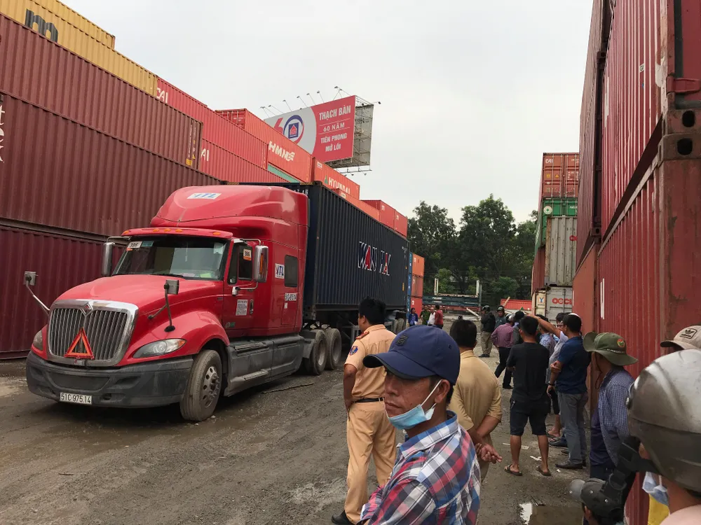 Xe container lùi trong cảng ICD Sotrans cán chết người đàn ông đi xe máy ảnh 2