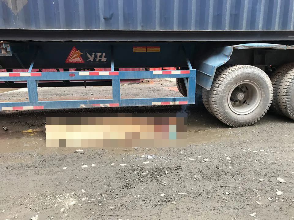 Xe container lùi trong cảng ICD Sotrans cán chết người đàn ông đi xe máy ảnh 1
