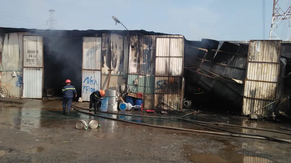 Cháy kho hàng ở huyện Hóc Môn, nhiều tài sản bị thiêu rụi ảnh 2