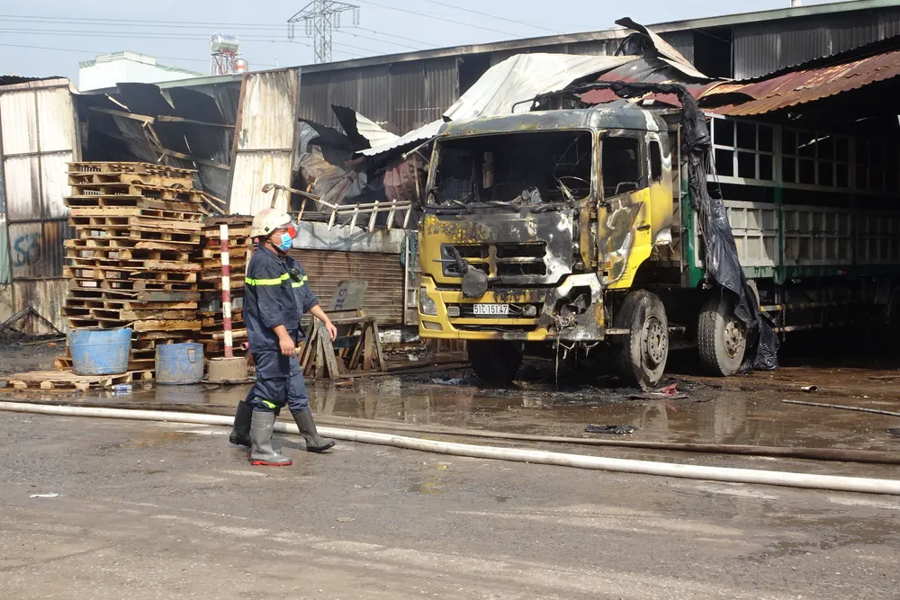 Cháy kho hàng ở huyện Hóc Môn, nhiều tài sản bị thiêu rụi ảnh 3