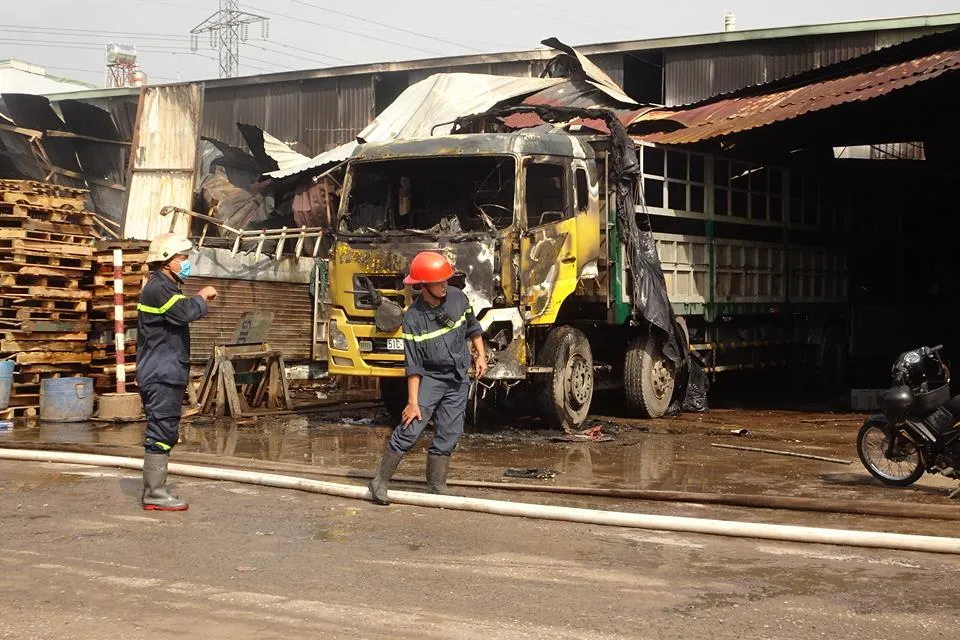 Cháy kho hàng ở huyện Hóc Môn, nhiều tài sản bị thiêu rụi ảnh 4