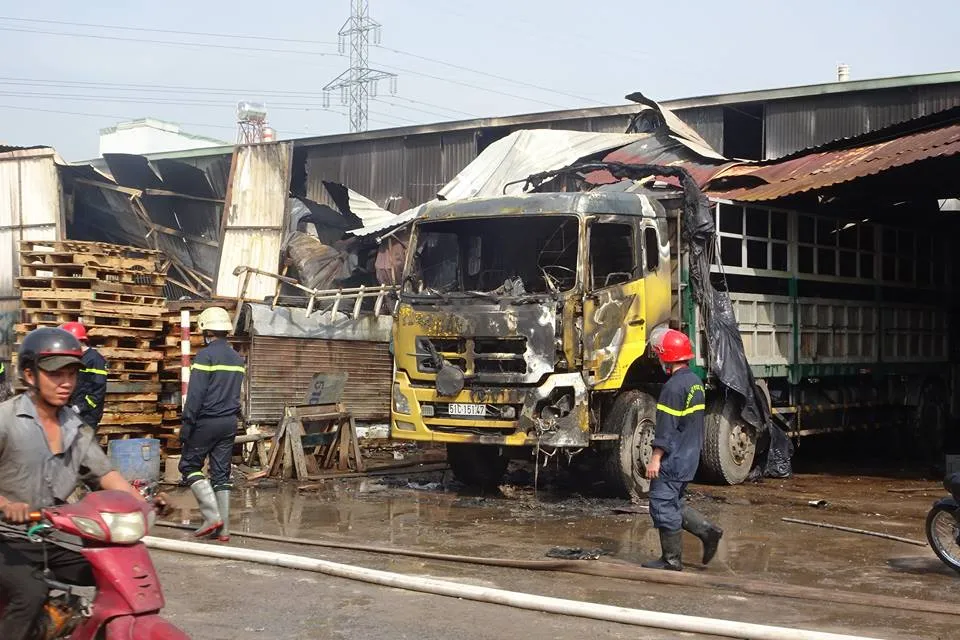 Cháy kho hàng ở huyện Hóc Môn, nhiều tài sản bị thiêu rụi ảnh 5