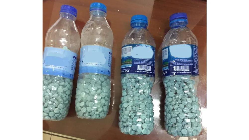 4 chai nhựa chứa 1.913 viên ma túy