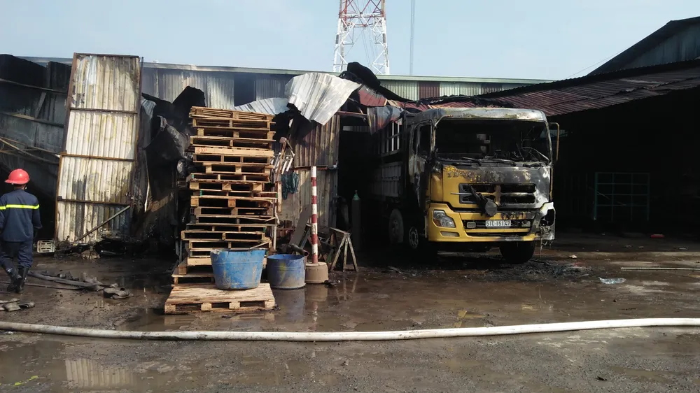 Cháy kho hàng ở huyện Hóc Môn, nhiều tài sản bị thiêu rụi ảnh 8