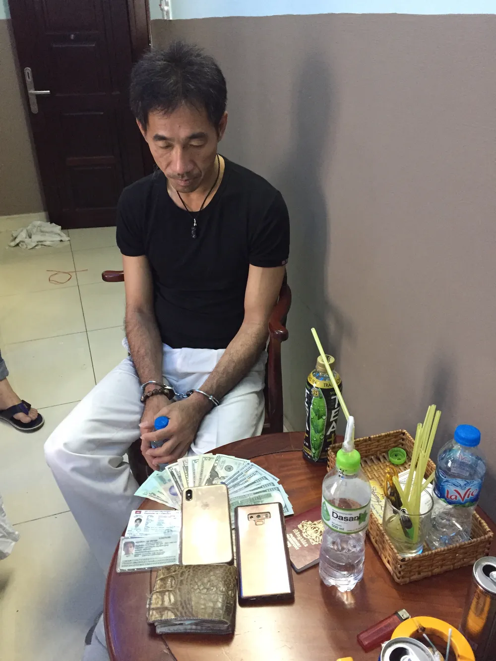 Bắt người nước ngoài cùng 4 chai nhựa chứa 1.913 viên ma túy ảnh 2