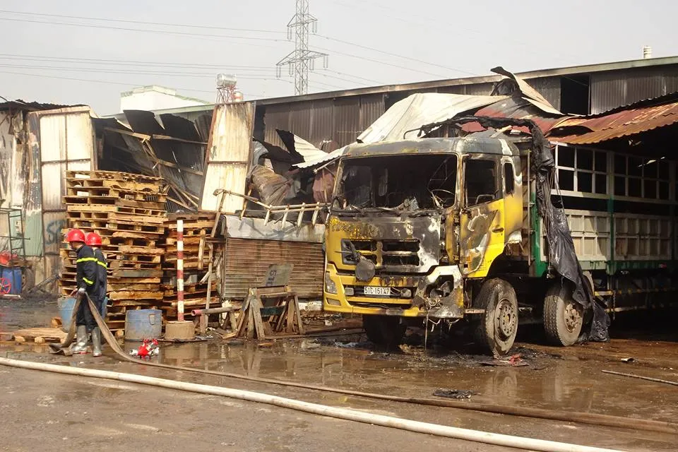 Cháy kho hàng ở huyện Hóc Môn, nhiều tài sản bị thiêu rụi ảnh 12