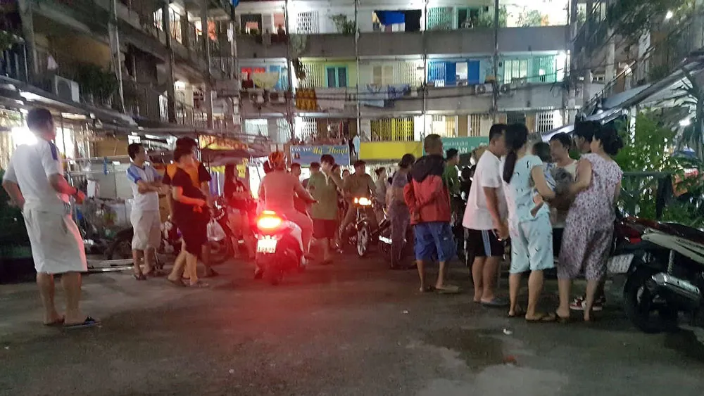 Người dân địa phương hiếu kì theo dõi vụ việc. Ảnh: CHÍ THẠCH