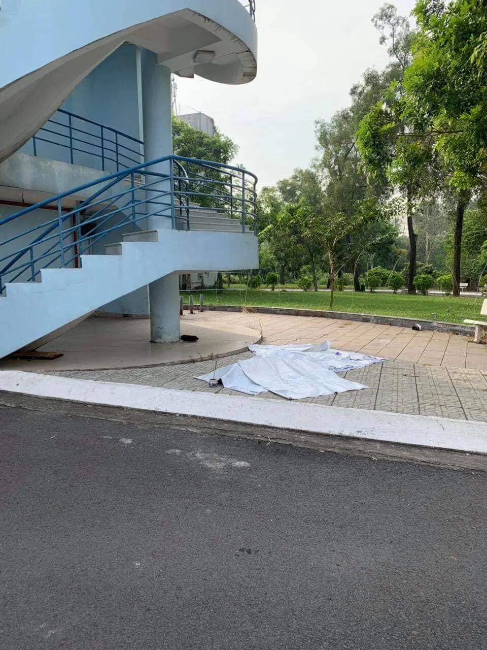 Nam sinh viên rơi lầu tử vong ảnh 1