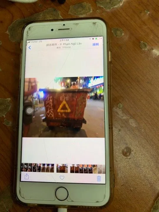  Bắt quả tang du khách nước ngoài vẽ bậy tại khu phố Tây  ảnh 2