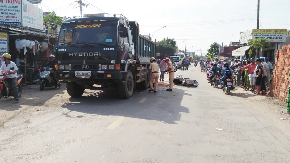  Va chạm với xe tải, bé gái 15 tuổi tử vong, 2 người bị thương nhập viện cấp cứu ảnh 1