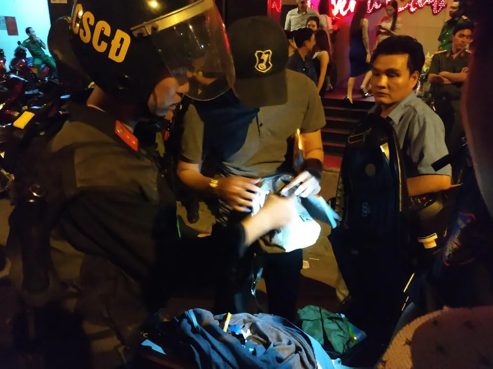 Cả trăm dân chơi nghi phê ma tuý, nháo nhào chạy khỏi 2 quán bar lúc rạng sáng ảnh 1
