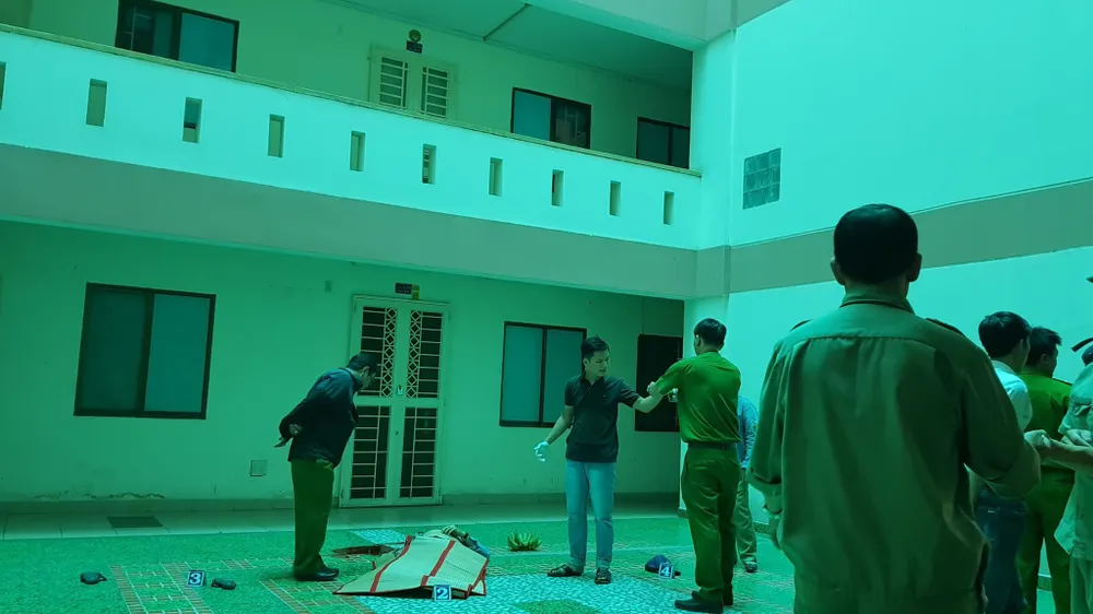  Người đàn ông tử vong nghi nhảy từ tầng cao chung cư Cửu Long ảnh 1