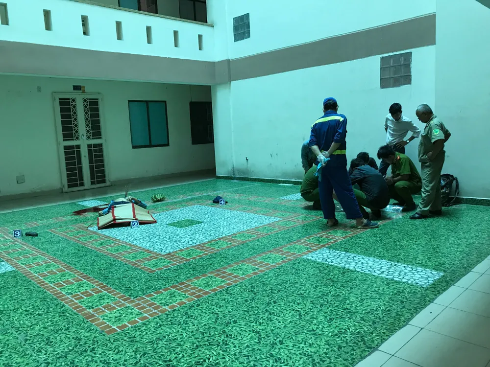  Người đàn ông tử vong nghi nhảy từ tầng cao chung cư Cửu Long ảnh 2