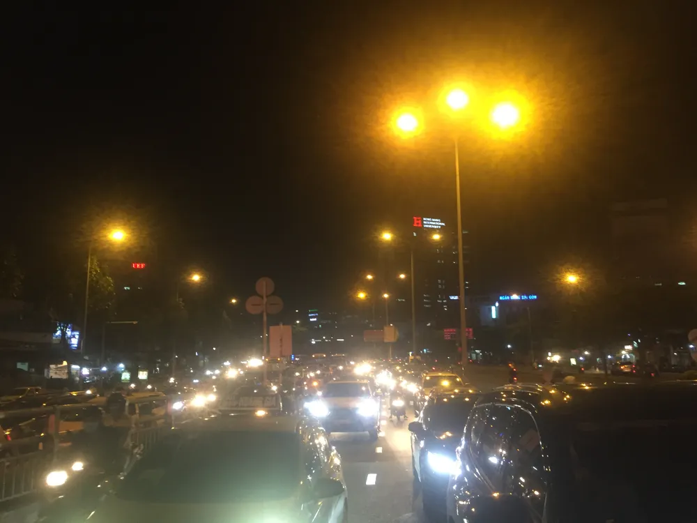 5 xe ô tô va chạm liên hoàn trên cầu vượt Hàng Xanh ảnh 3