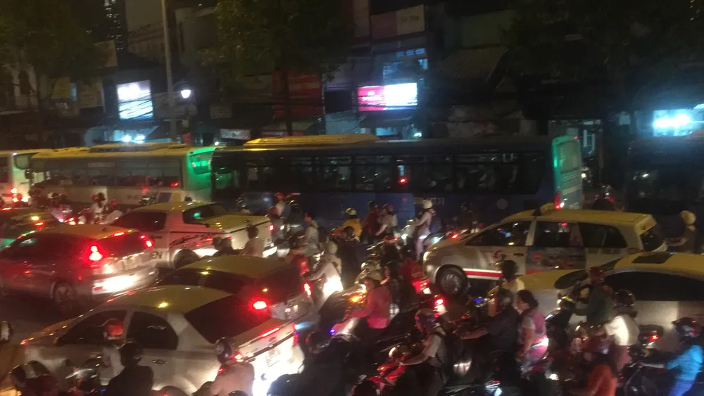 5 xe ô tô va chạm liên hoàn trên cầu vượt Hàng Xanh ảnh 5