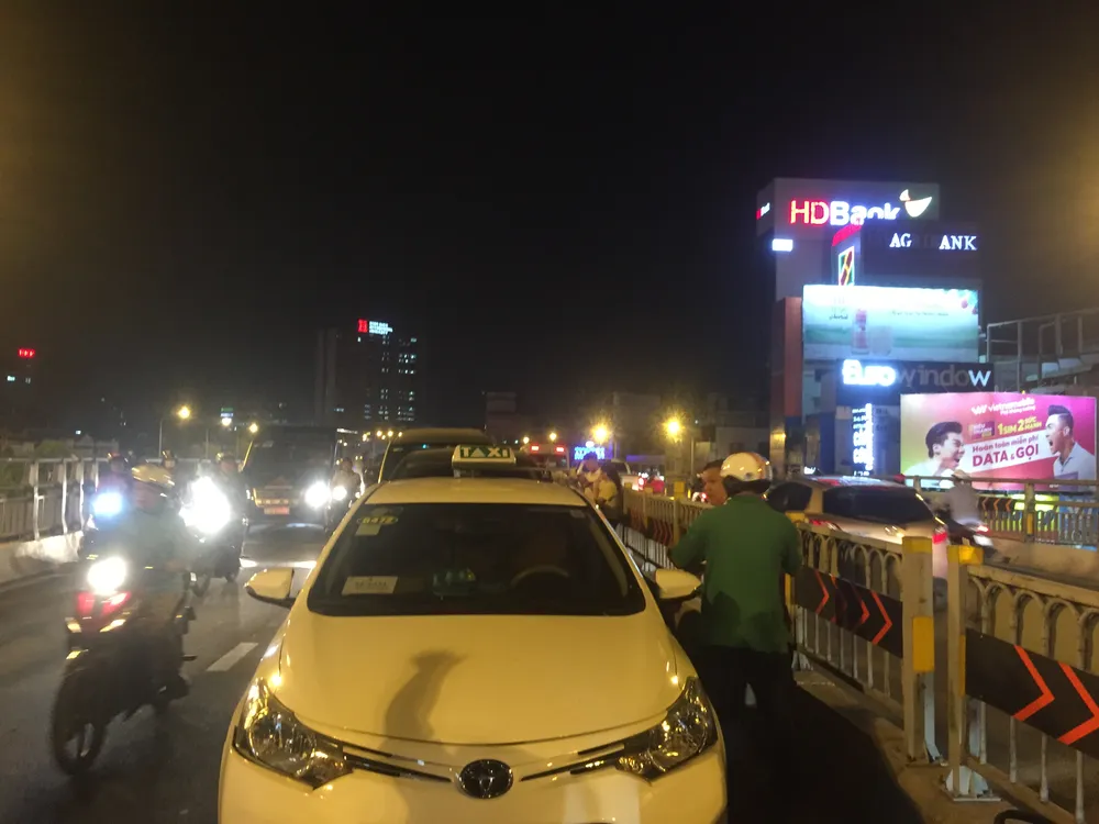 5 xe ô tô va chạm liên hoàn trên cầu vượt Hàng Xanh ảnh 2