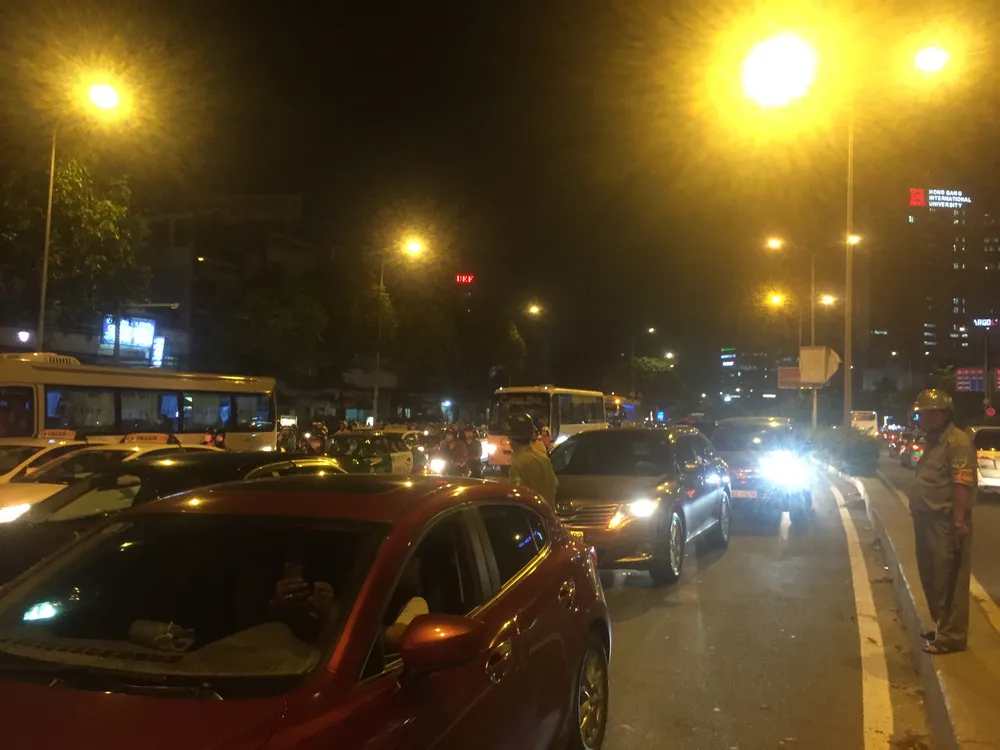 5 xe ô tô va chạm liên hoàn trên cầu vượt Hàng Xanh ảnh 6