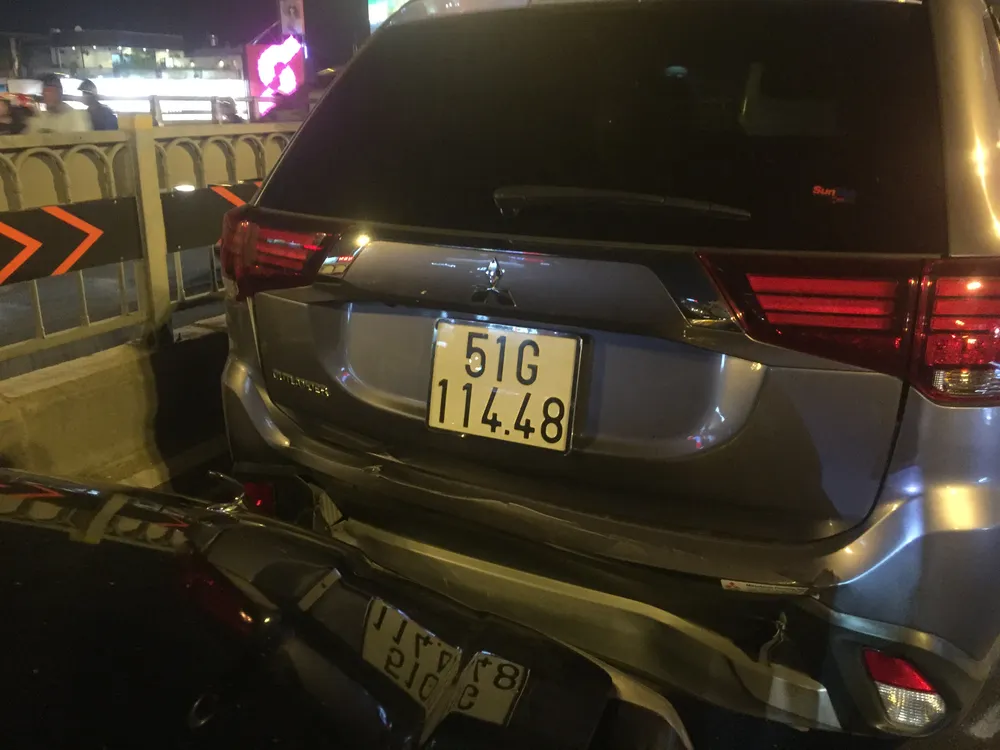 5 xe ô tô va chạm liên hoàn trên cầu vượt Hàng Xanh ảnh 7