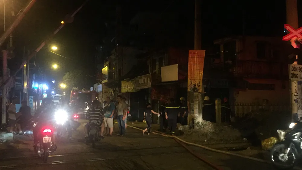 Căn nhà bốc cháy dữ dội trong đêm ở quận Phú Nhuận ảnh 9