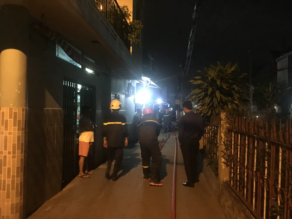 Căn nhà bốc cháy dữ dội trong đêm ở quận Phú Nhuận ảnh 1