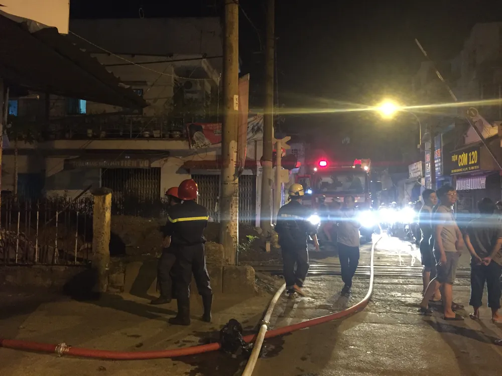 Căn nhà bốc cháy dữ dội trong đêm ở quận Phú Nhuận ảnh 3