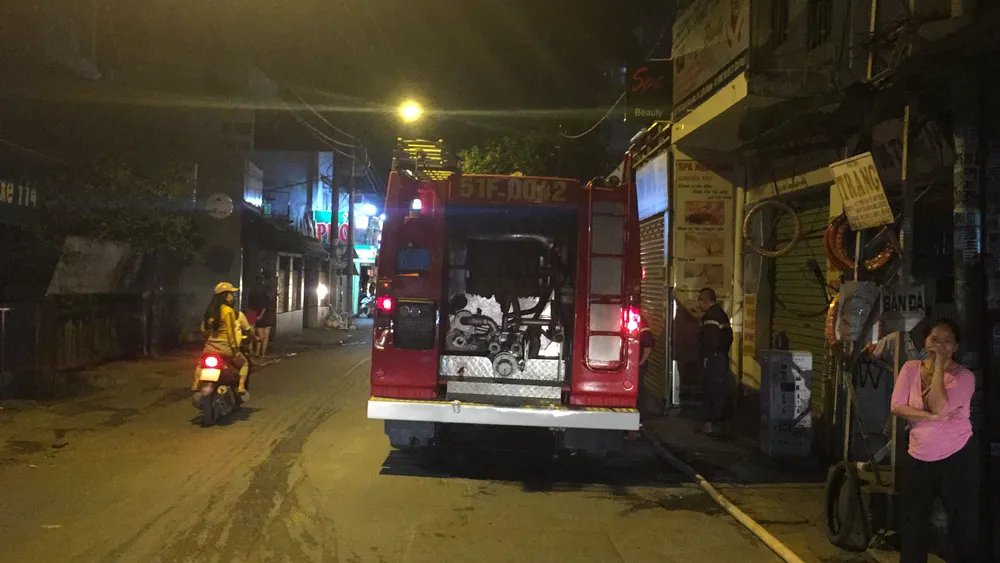Căn nhà bốc cháy dữ dội trong đêm ở quận Phú Nhuận ảnh 10