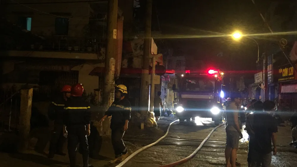 Căn nhà bốc cháy dữ dội trong đêm ở quận Phú Nhuận ảnh 11