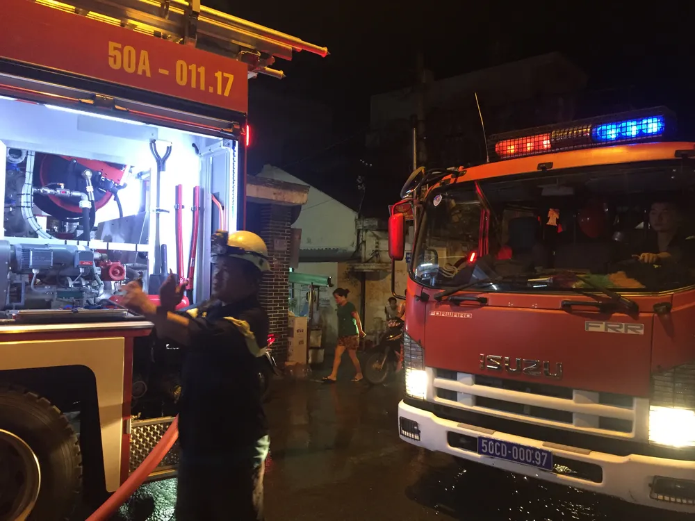 Căn nhà bốc cháy dữ dội trong đêm ở quận Phú Nhuận ảnh 15