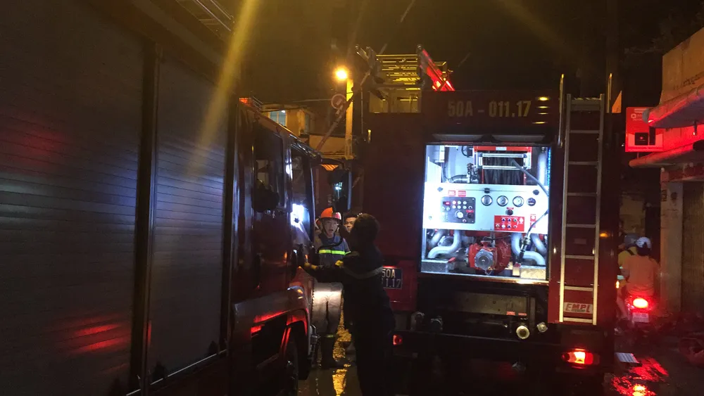 Căn nhà bốc cháy dữ dội trong đêm ở quận Phú Nhuận ảnh 16