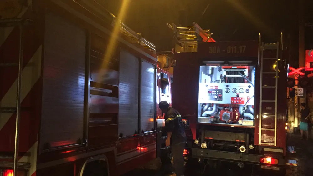 Căn nhà bốc cháy dữ dội trong đêm ở quận Phú Nhuận ảnh 17