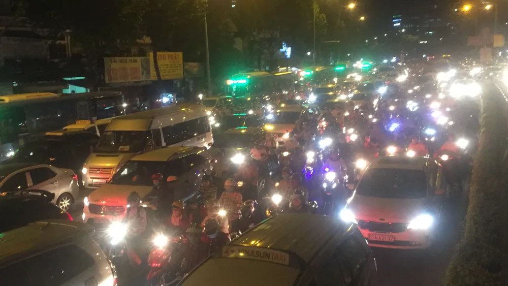 5 xe ô tô va chạm liên hoàn trên cầu vượt Hàng Xanh ảnh 13