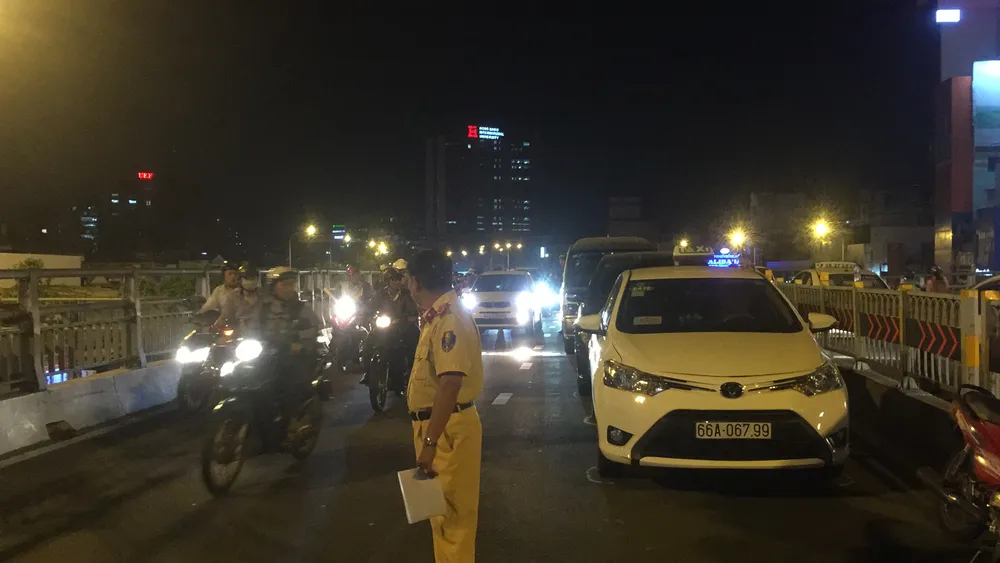 5 xe ô tô va chạm liên hoàn trên cầu vượt Hàng Xanh ảnh 1