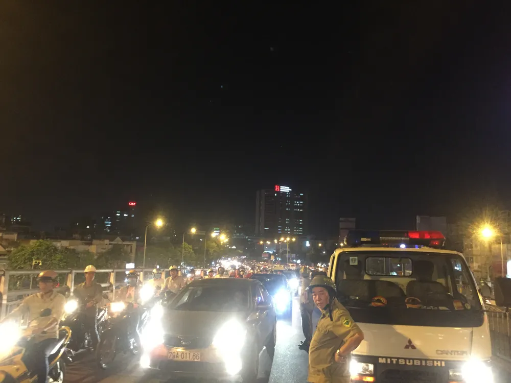 5 xe ô tô va chạm liên hoàn trên cầu vượt Hàng Xanh ảnh 14