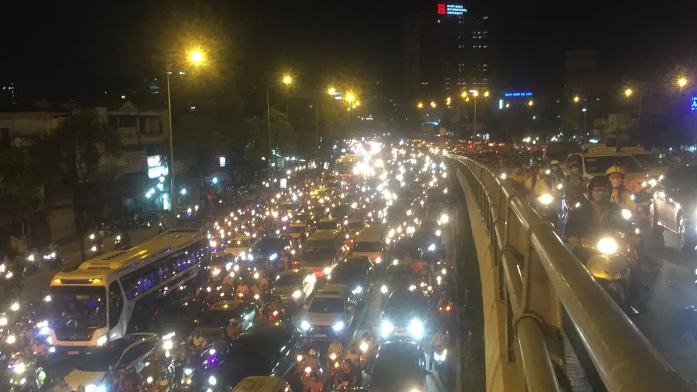 5 xe ô tô va chạm liên hoàn trên cầu vượt Hàng Xanh ảnh 9