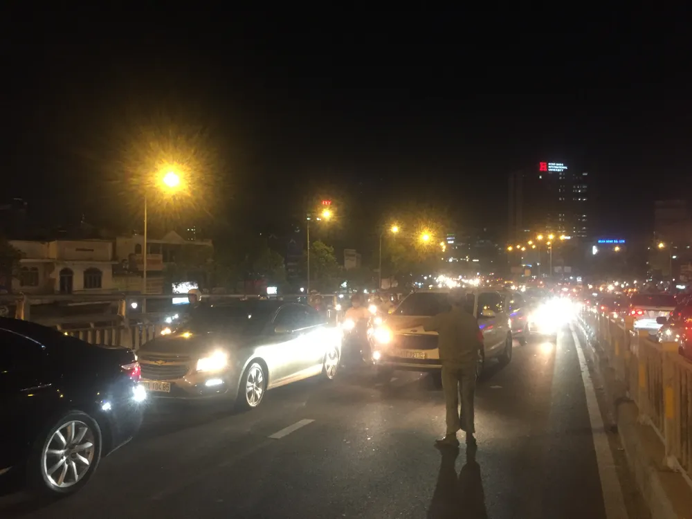 5 xe ô tô va chạm liên hoàn trên cầu vượt Hàng Xanh ảnh 10