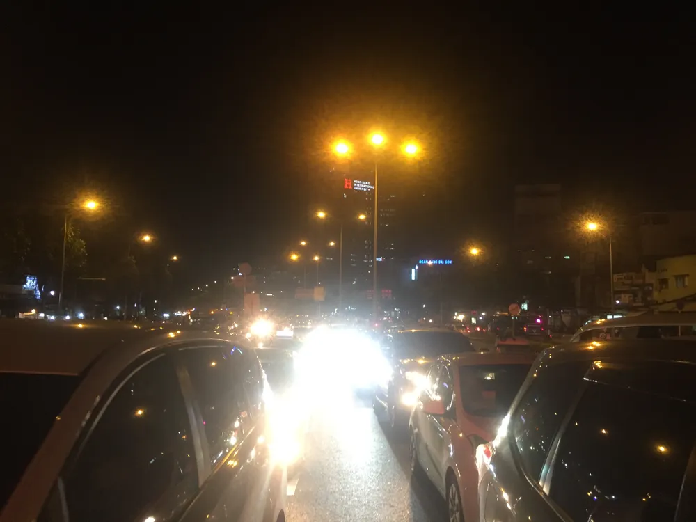 5 xe ô tô va chạm liên hoàn trên cầu vượt Hàng Xanh ảnh 11