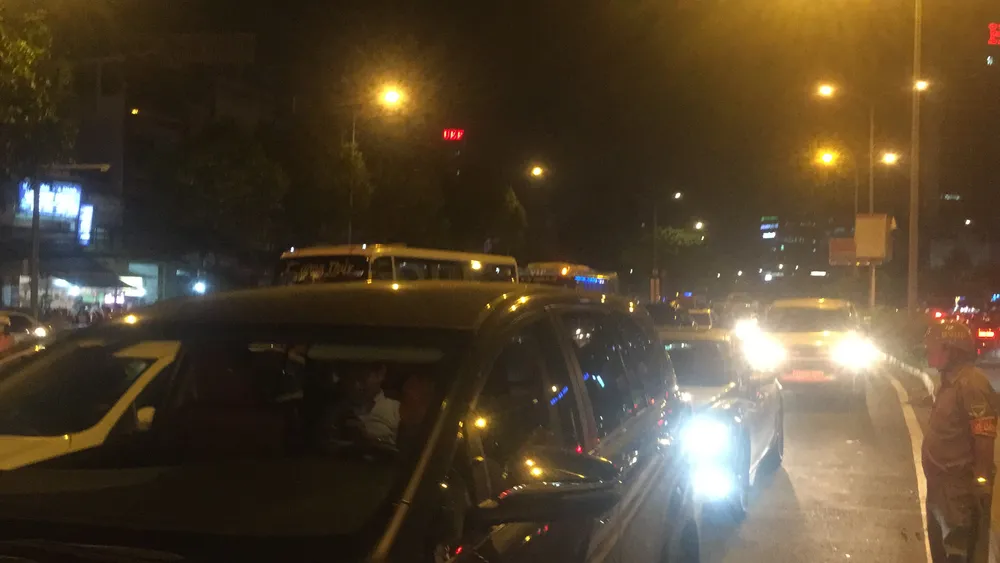 5 xe ô tô va chạm liên hoàn trên cầu vượt Hàng Xanh ảnh 12