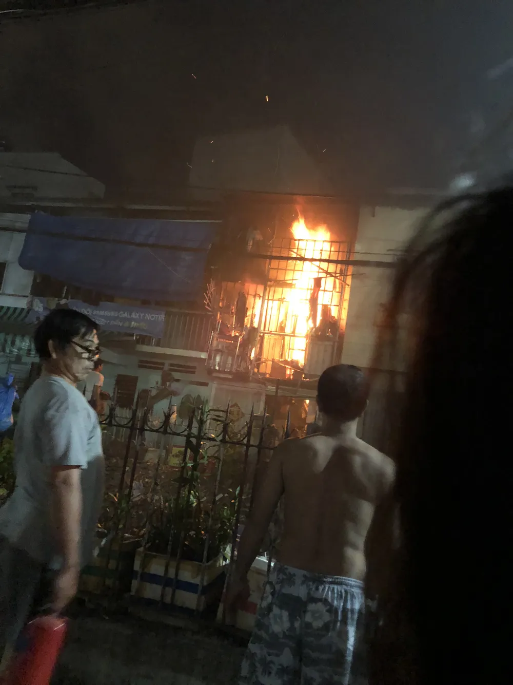 Căn nhà bốc cháy dữ dội trong đêm ở quận Phú Nhuận ảnh 4