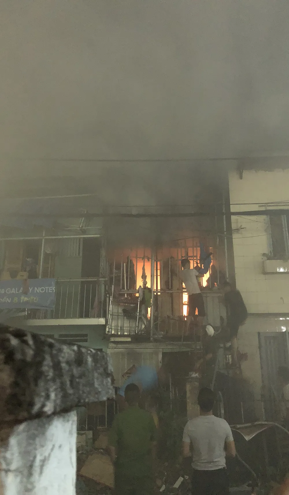 Căn nhà bốc cháy dữ dội trong đêm ở quận Phú Nhuận ảnh 6