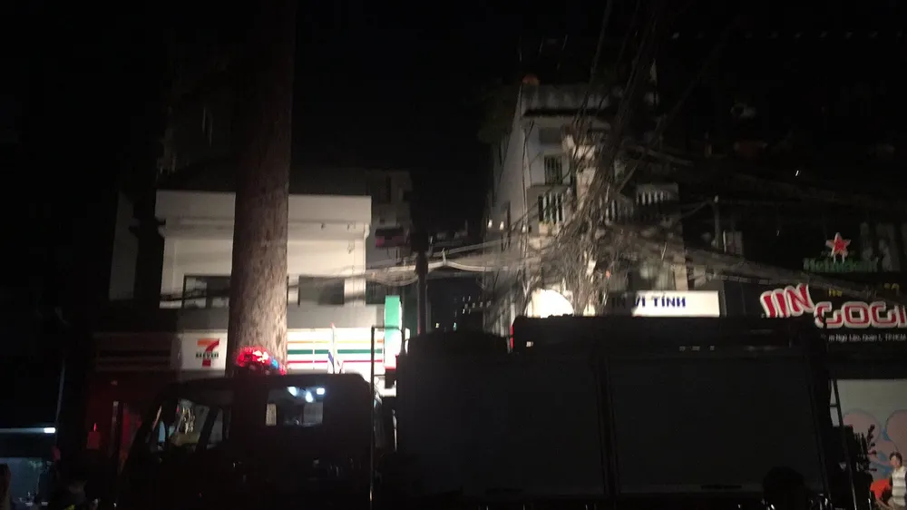 Sập giàn giáo ở trung tâm quận 1, ít nhất 2 người thương vong ảnh 9