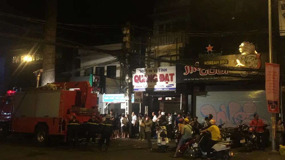 Sập giàn giáo ở trung tâm quận 1, ít nhất 2 người thương vong ảnh 10